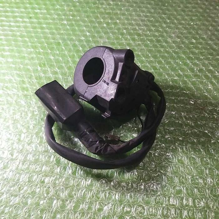 SAKLAR KANAN / HOLDER KANAN VIXION NEW NVLNVA ORIGINAL