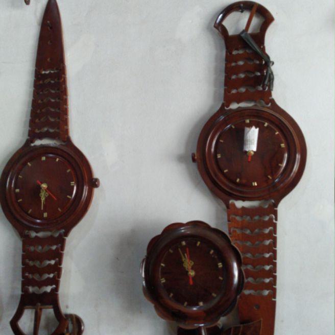 jam dinding motif jam tangan bhn kayu jati