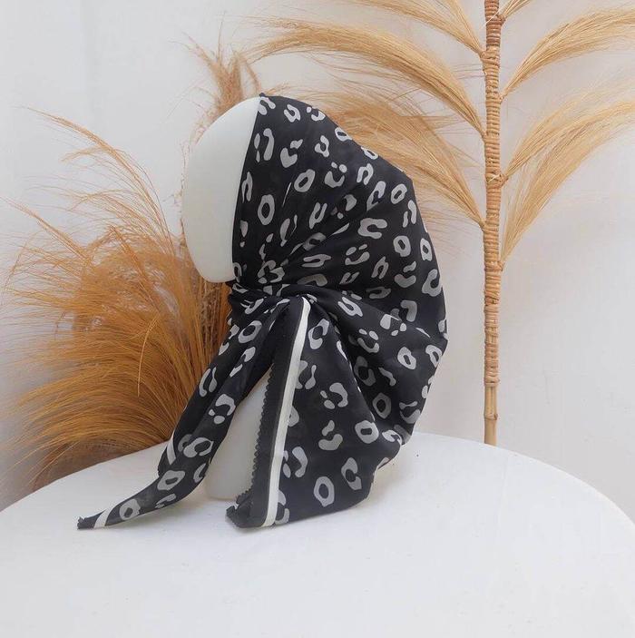 Hijab SEgi Empat Deenay KW Motif Leopard Hitam