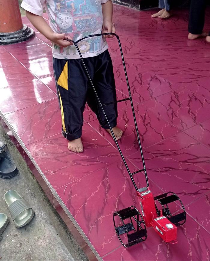 MAINAN ANAK" / MAINAN TRAKTOR BAJAK SAWAH FULL BESI