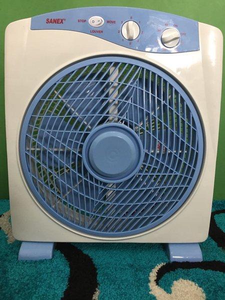 SANEX BOX FAN 12 INCHI SB 818 - KIPAS ANGIN MEJA - KIPAS ANGIN KOTAK