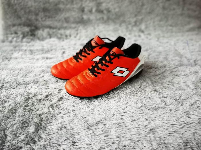 sepatu futsal dan bola kulit piyu lotto premium sol sudah di jaut muter