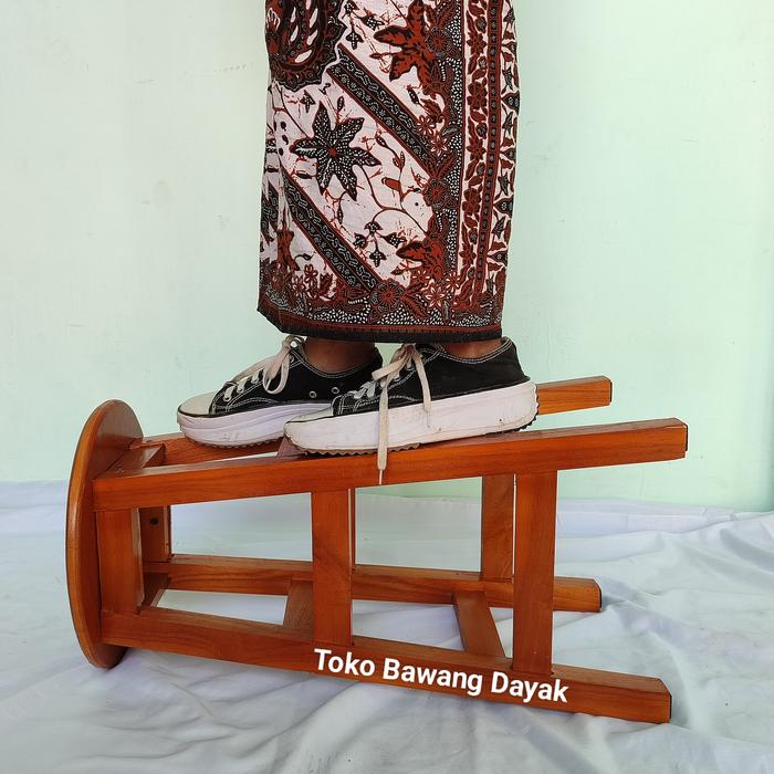 kursi cafe minimalis tinggi 75cm kayu tanpa sandaran lengan bangku bulat outdoor warna putih cat air