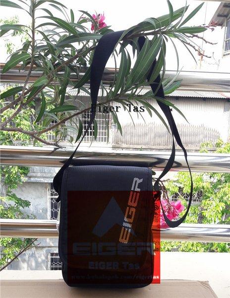 Tas Selempang Eiger 910003889 001 Black Traverse 1.0 Original - Tas Pria