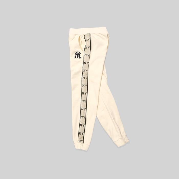 M7B NY Yankees Diamond Monogram Tape Jogger Pants Beige HAPPY SHOPPING DAN TERIMAKASIH .