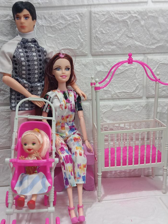 TERJAMIN Barbie keluarga plus 1 set perlengkapan bayi