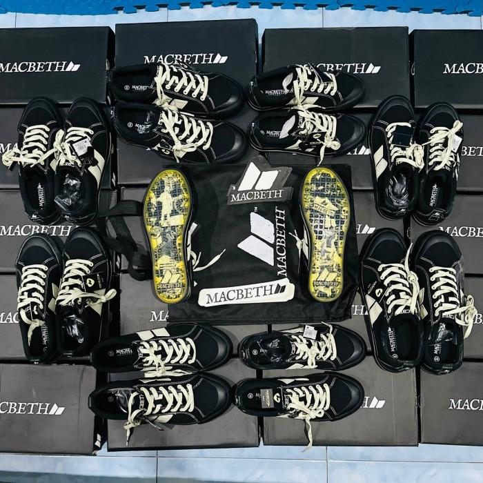Macbeth ELIOT Black Cement (New)