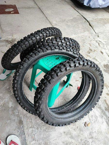 BAN IRC SET DEPAN BELAKANG 18 21 PLUS BAN DALAM.COPOTAN YAMAHA WR CRF ATAU KLX BF KONDISI BAN TEBAL 