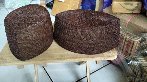peci akar jangang . kopiah akar jangang . peci jangang khas kalimantan. motif trompah