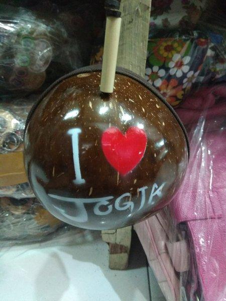 TAS SELEMPANG BUNDAR BAHAN BATOK KELAPA TULISAN I LOVE JOGJA - SLING BAG WANITA HARGA MURAH - SOUVEN