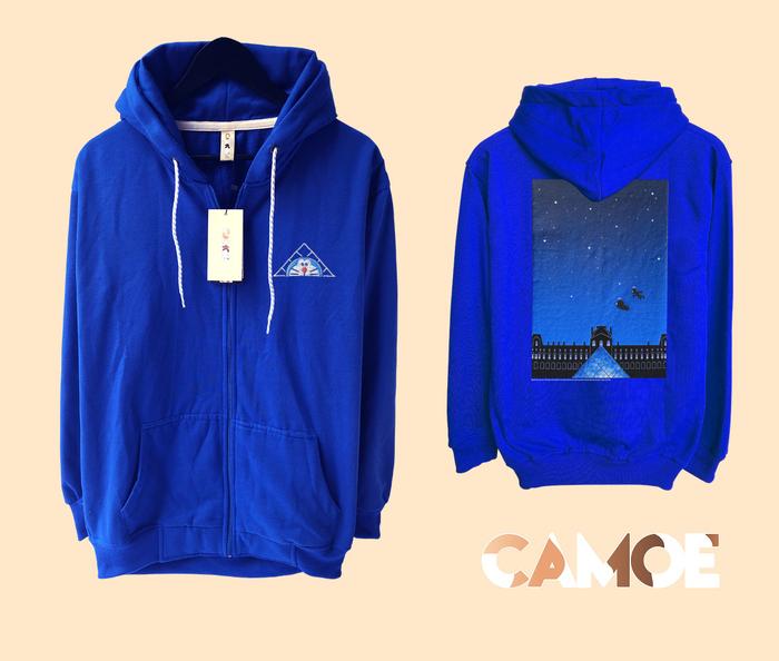 Jaket Hoodie Zipper Doraemon Musee de Louvre Glass Pyramid Entrance Museum UT