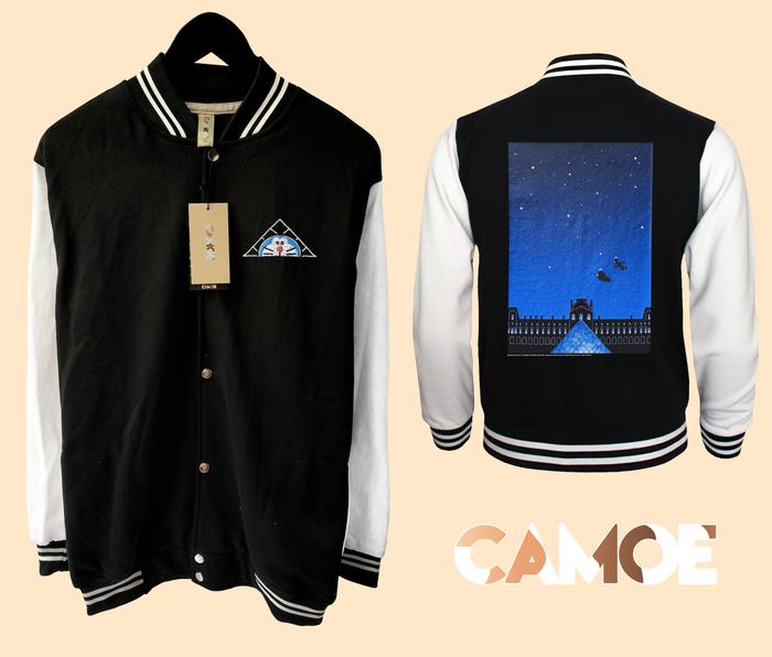 Jaket Baseball Varsity Doraemon Musee de Louvre Glass Pyramid Entrance Museum UT