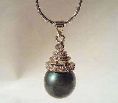 kalung liontin mutiara hitam