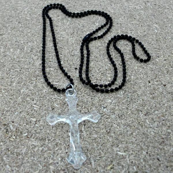 kalung salib akrilik AC