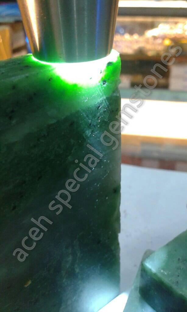 bongkahan batu giok nephrite "klorofil hijau sayur" aceh _250gr