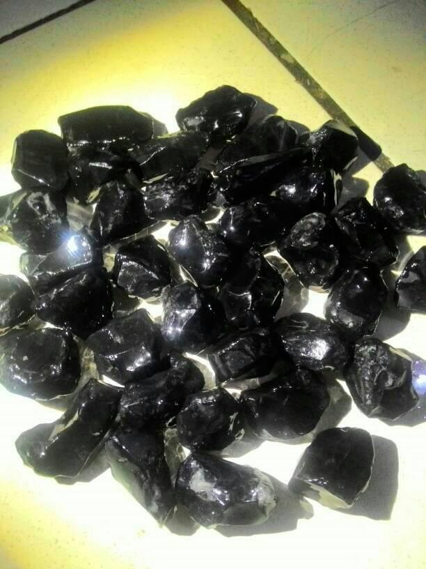 Bahan / Rough Black Safir