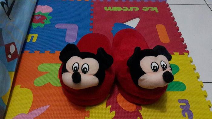 sendal boneka mickey mouse