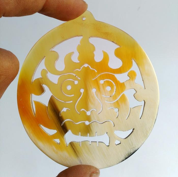 liontin bulat dari tanduk asli dengan ukiran leak bali