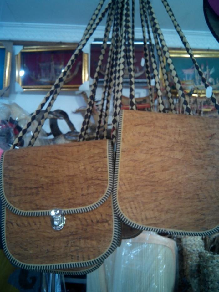 tas rotan atau tas kulit kayu has borneo