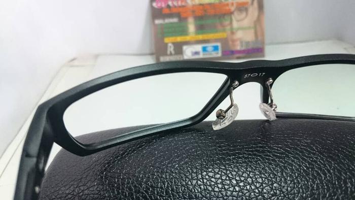 oakle jury alumunium plus lensa essilor crizal