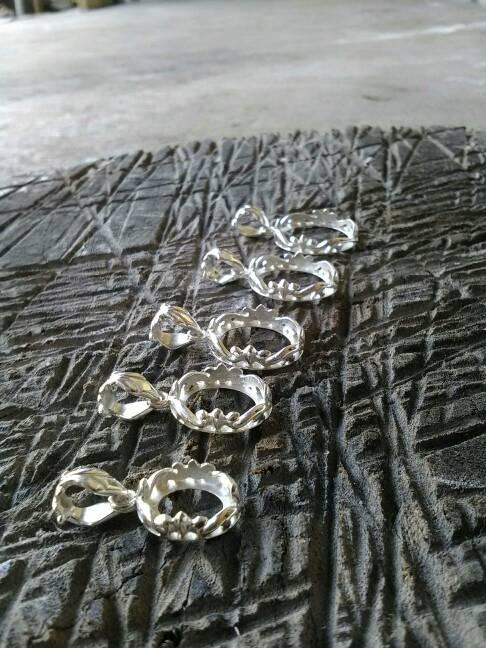 emban liontin perak handmade motif ukir