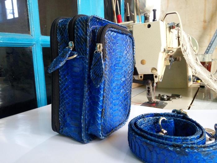 Tas Slempang Pria Kulit Ular Python / Sanca Asli Kualitas Ekspor