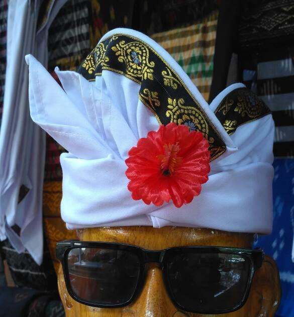 udeng putih ajeg bali