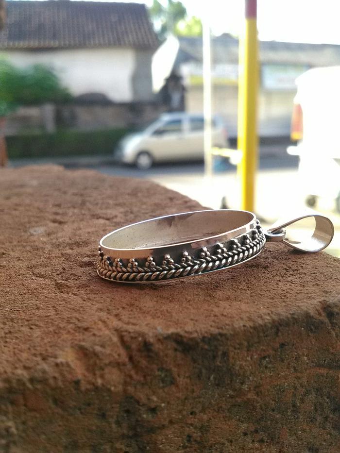 emban liontin perak handmade bentuk oval model tanam motif