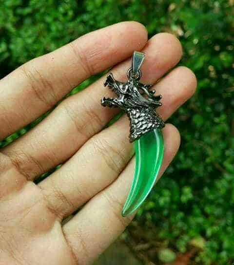 liontin giok naga