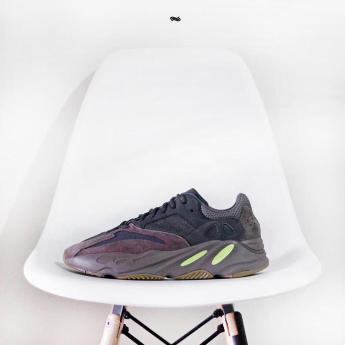 adidas YEEZY 700 Mauve