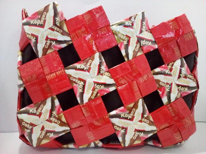 Dompet Wanita Dari Bungkus Kopi Torabika Moka