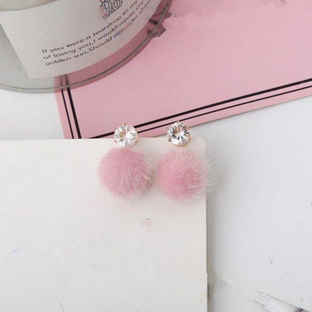 Anting tusuk model bulu-bulu warna pink