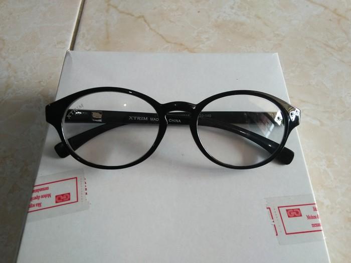 Kacamata bulat ellips hitam LW916