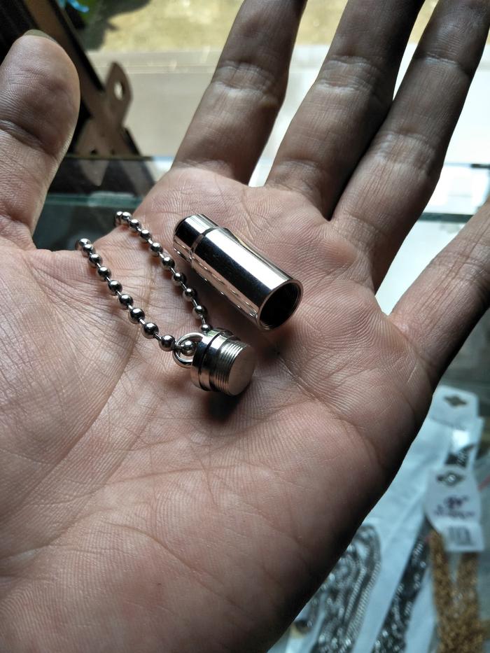 Liontin Tabung Peluru