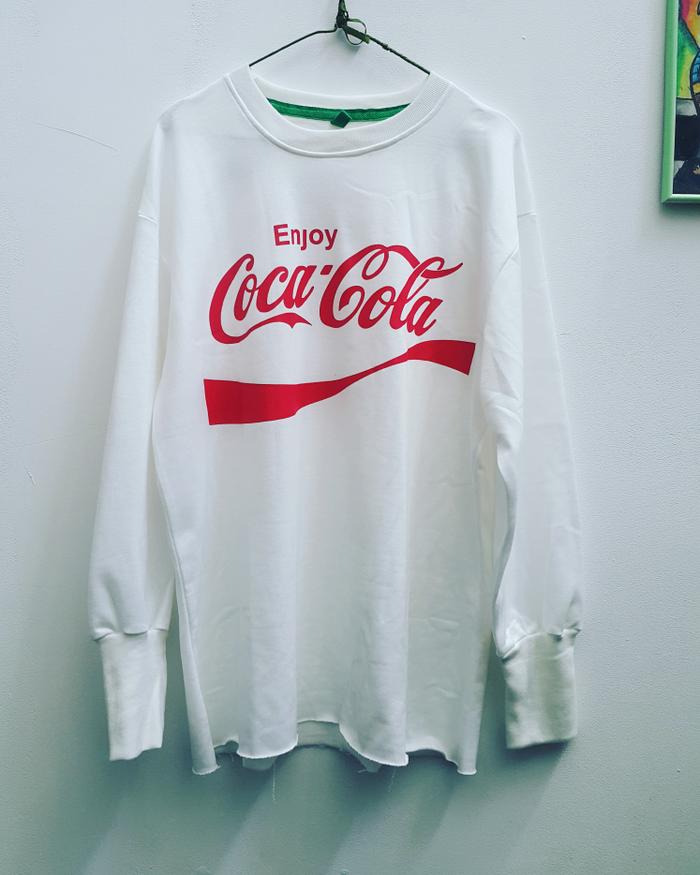 sweater putih coca cola