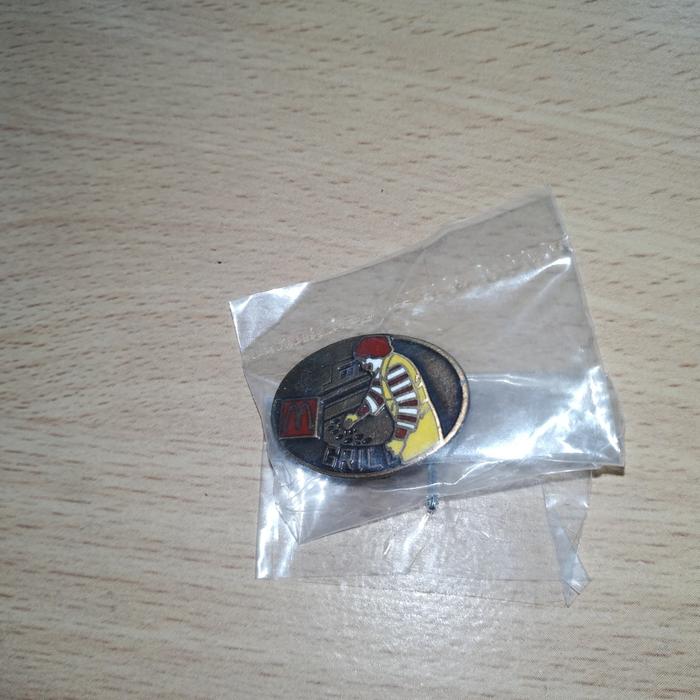 Pin Ronald Mc Donald grilling Hamburger import Eropa