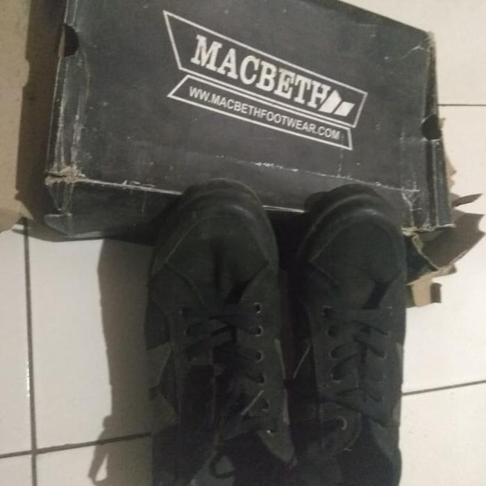 Sepatu macbeth