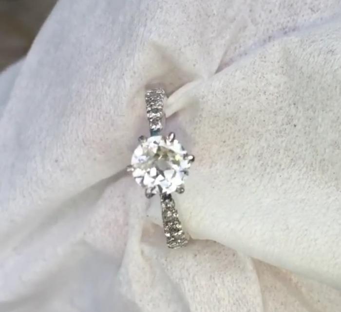 Cincin berlian emas putih