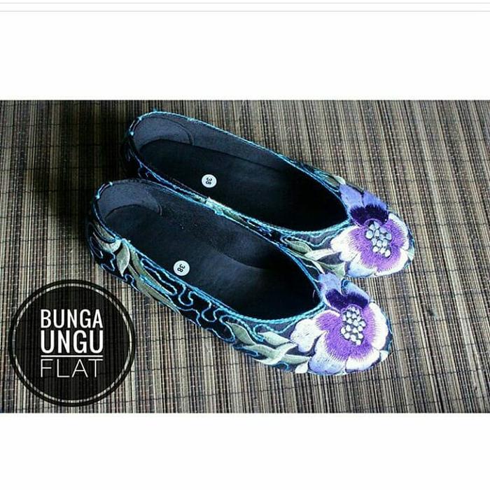 Sepatu bordir bunga ungu