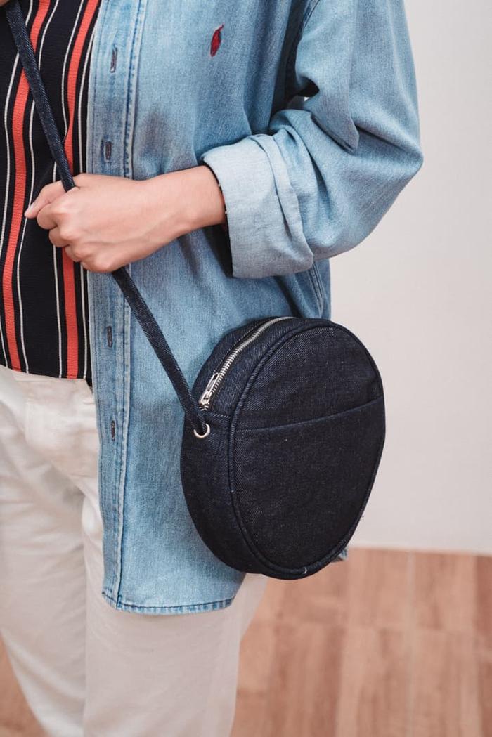 Tas Slempang Bulat Kanvas Heejou
