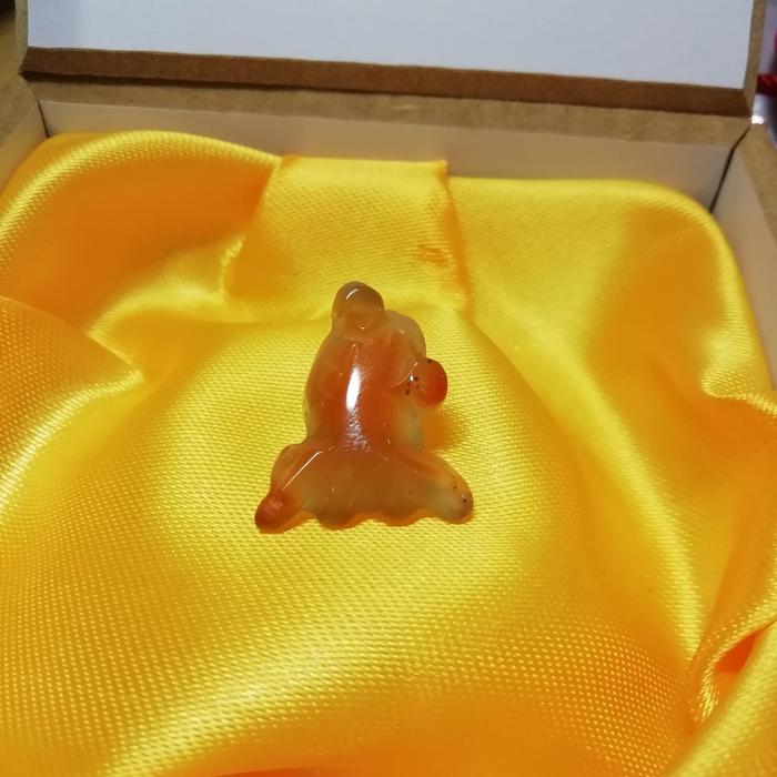Liontin Giok Chalcedony Ukiran Ikan Mas Koki