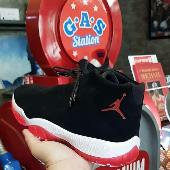 AIR JORDAN 11 RETRO • SUEDE BLACK/RED