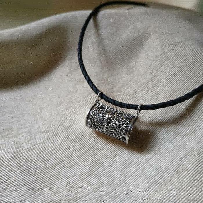 Liontin Tabung Perak Dengan Kalung
