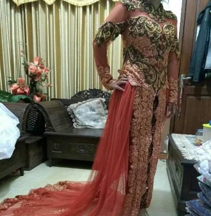 Kebaya Double Ekor Merah Bata