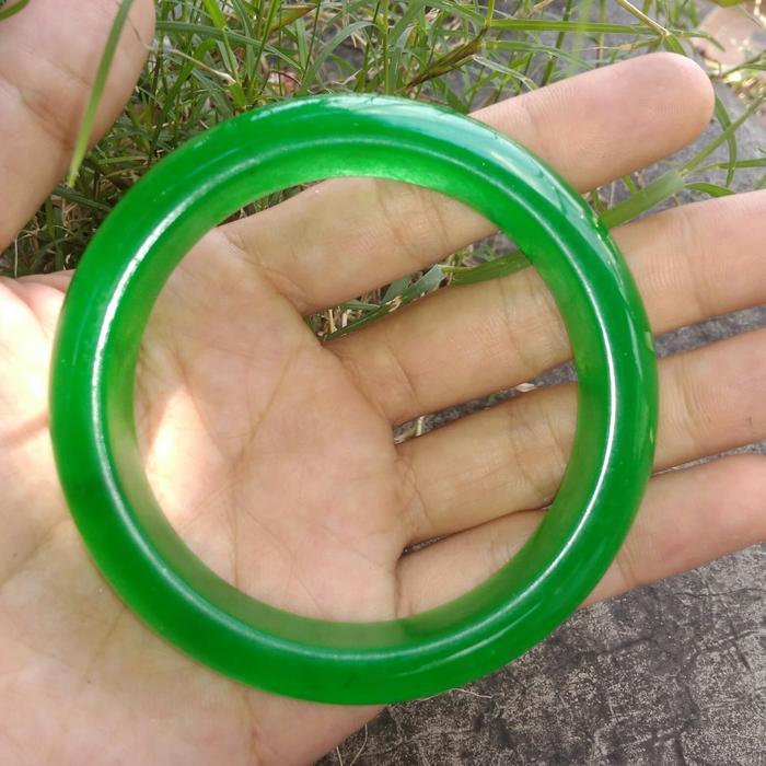 gelang giok hijau natural berserat alami dingin sejuk unik
