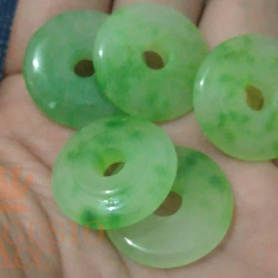 Liontin Giok Donat