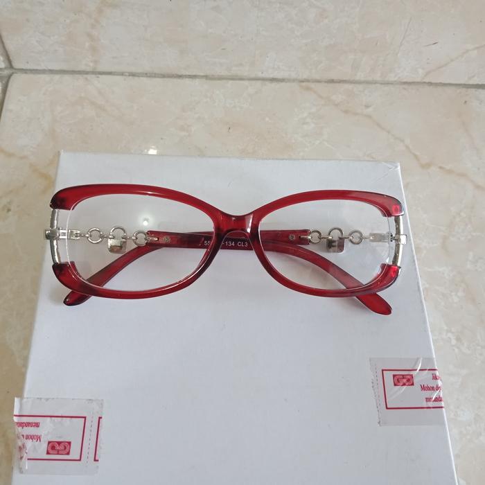 kacamata merah PR6220