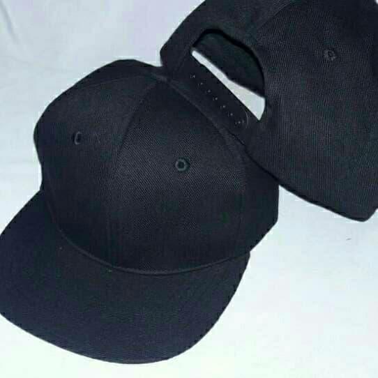 topi snap back hitam polos