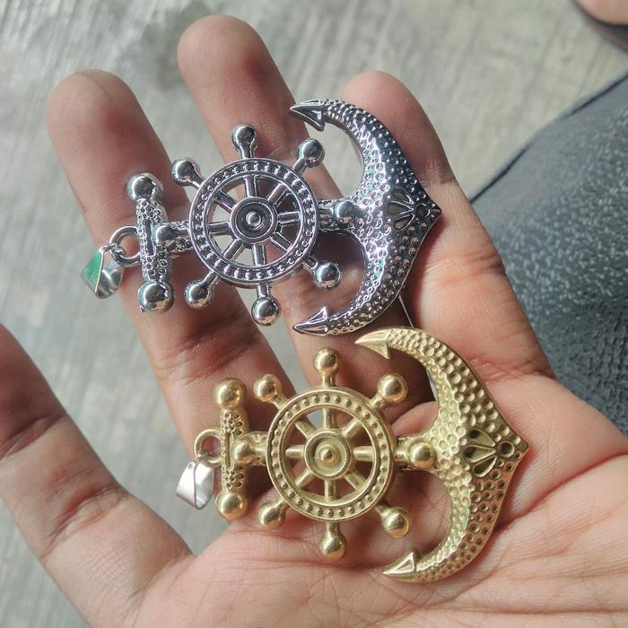 liontin kemudi kapal dan jangkar crom dan warna emas