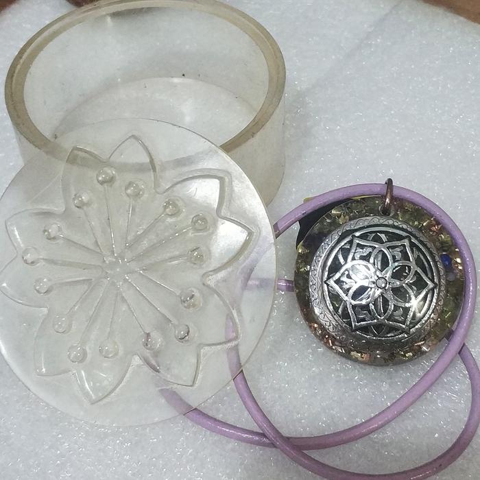 Liontin Orgonite Lotus